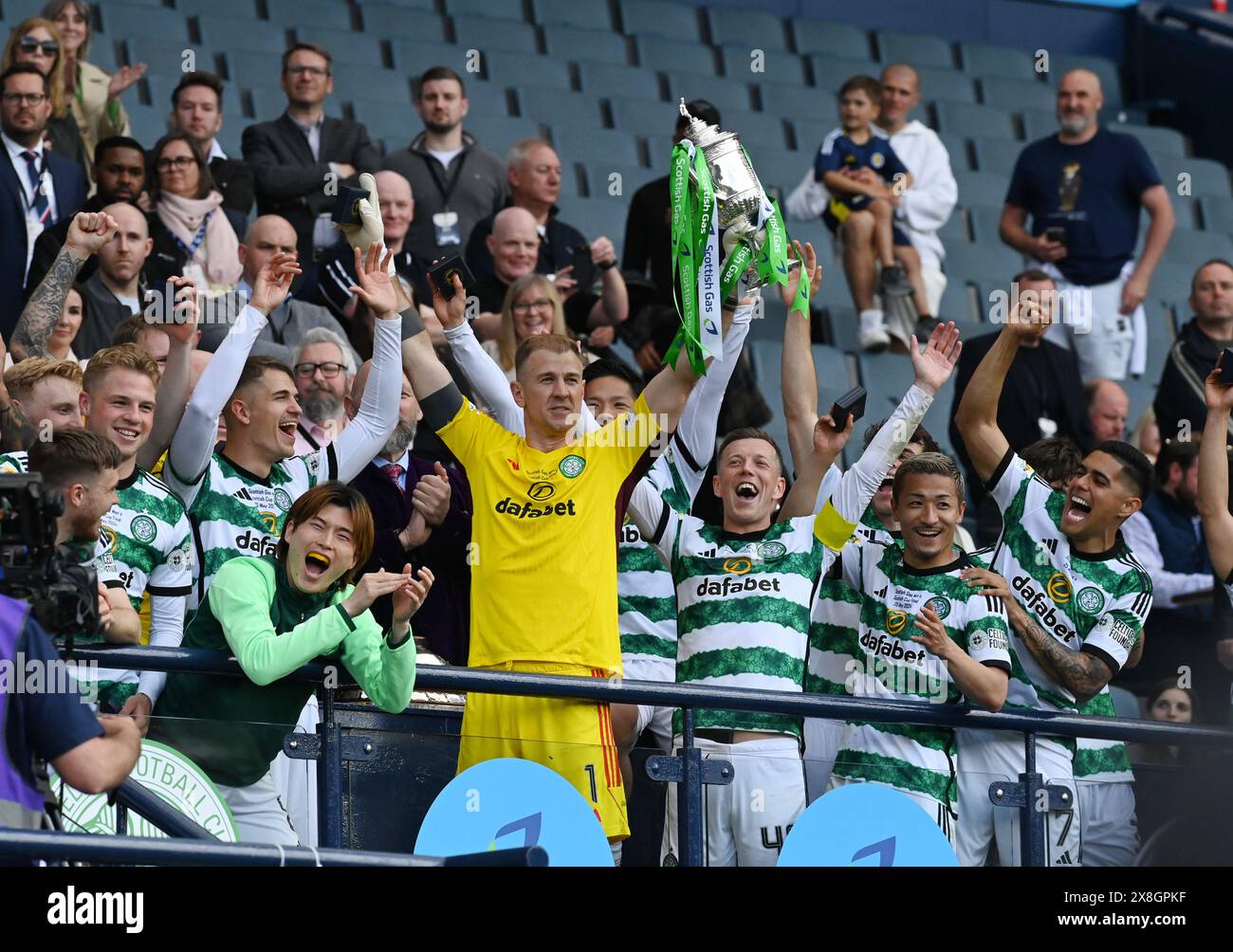 Hampden Park. Glasgow. Scozia, Regno Unito. 25 maggio 2024. Finale della Coppa di Scozia Celtic vs Rangers. Joe Hart e Callum McGregor del Celtic con la Coppa scozzese crediti: eric mccowat/Alamy Live News Foto Stock