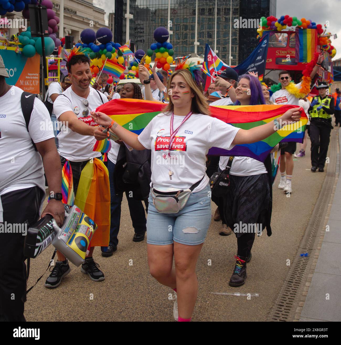 Birmingham, Regno Unito. 25 maggio 2024. Circa 75.000 spettatori fiancheggiano le strade del centro della città per assistere all'annuale Birmingham Pride Parade, l'evento presenta centinaia di partecipanti colorati che marciano o a bordo di carri allegorici decorati in modo creativo. Crediti: Tony Nolan/Alamy Live News Foto Stock