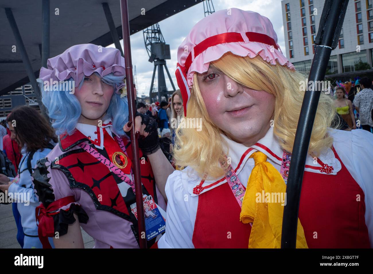 Londra, Regno Unito, 25 maggio 2024. Due visitatori del Comic con London vestono in costume. Crediti: James Willoughby/Alamy Live News Foto Stock