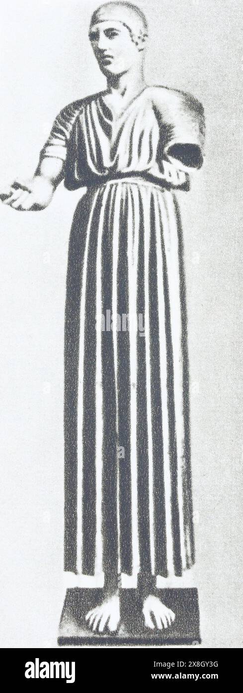 Antica statua greca in bronzo di un auriga di Delfi, Grecia. Fotografia della metà del XX secolo. Foto Stock