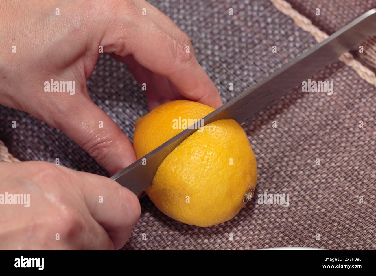 Limone fresco naturale tagliato in due parti. Primo piano. Foto Stock