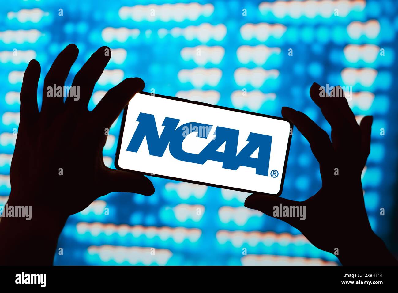 In questa immagine, il logo NCAA (National Collegiate Athletic Association) viene visualizzato sullo schermo di uno smartphone. Foto Stock