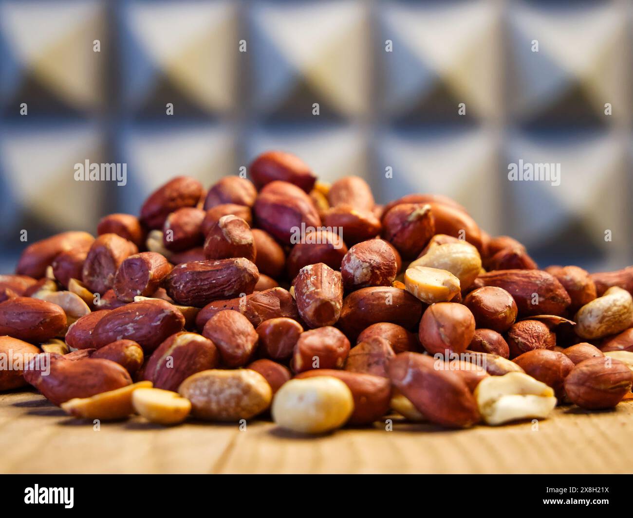 Arachidi dai colori terrosi. Primo piano di arachidi, evidenziandone i toni terrosi, adatti per le arti culinarie Foto Stock