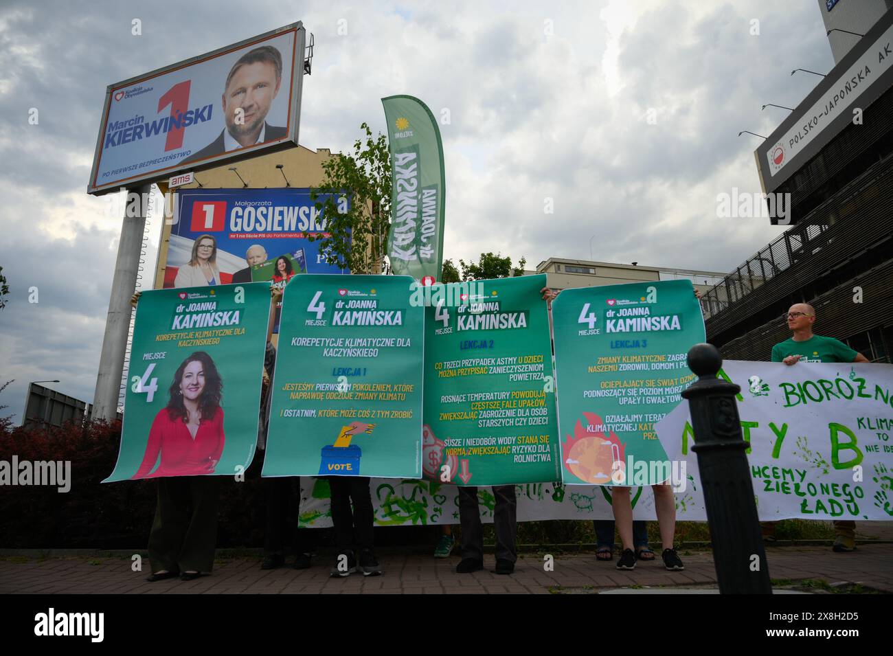 Varsavia, Mazowiecka, Polonia. 25 maggio 2024. Gli attivisti per il clima stanno manifestando di fronte al quartier generale del partito di opposizione per la legge e la giustizia (PiS) nel centro della città come parte di una campagna elettorale del Parlamento europeo per JOANNA KAMINSKA. (Credit Image: © Jaap Arriens/ZUMA Press Wire) SOLO PER USO EDITORIALE! Non per USO commerciale! Foto Stock