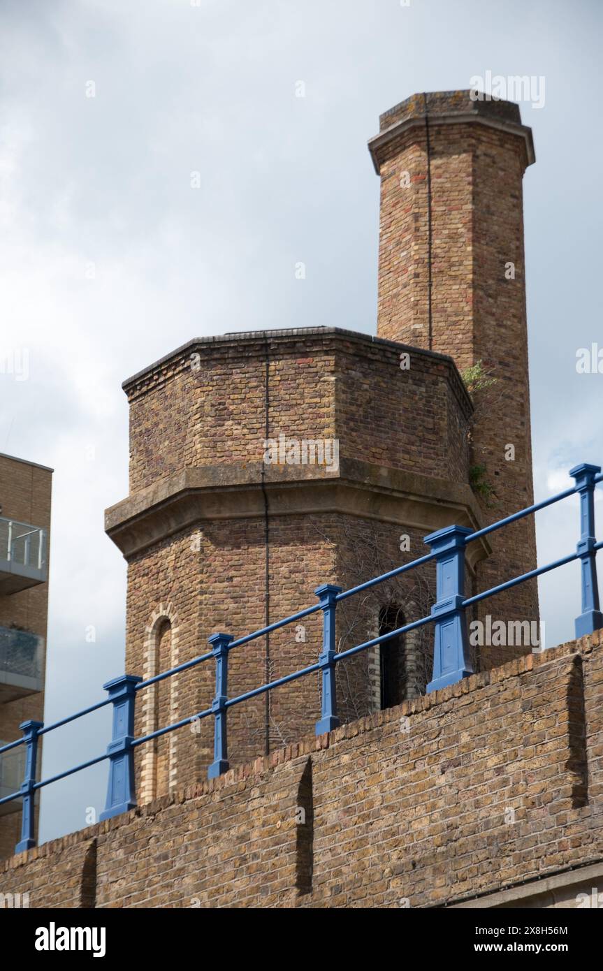 Accumulatore Tower, Limehouse, Tower Hamlets, Londra, Regno Unito. Si tratta di un accumulatore idraulico con peso sollevato (non più funzionante) utilizzato per alimentare le gru. Foto Stock