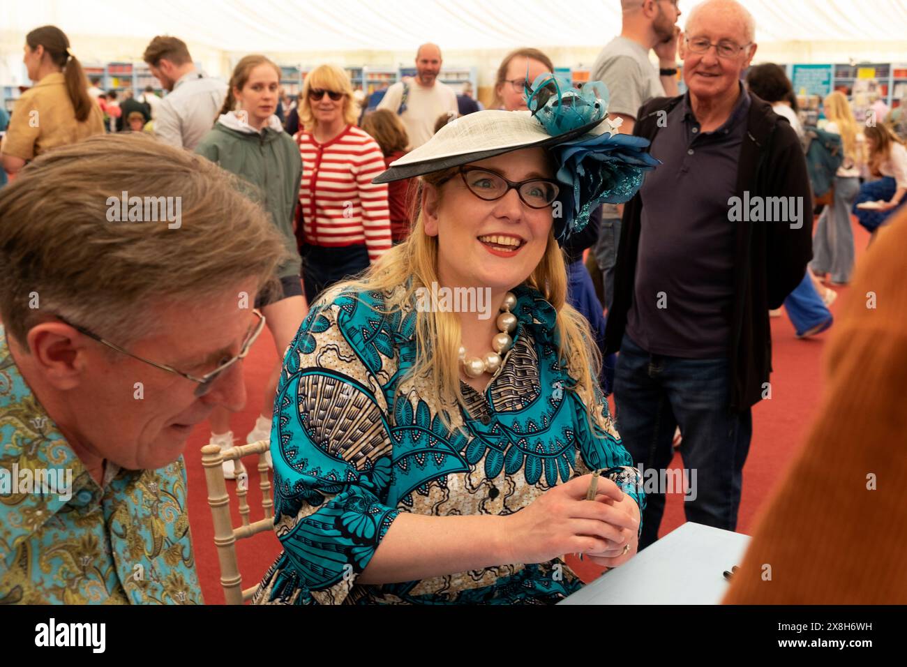 Philip Reeve e Sarah McIntyre libri firmati per i bambini alla libreria Hay Festival di Hay-on-Wye Galles Regno Unito 2024 Gran Bretagna KATHY DEWITT Foto Stock