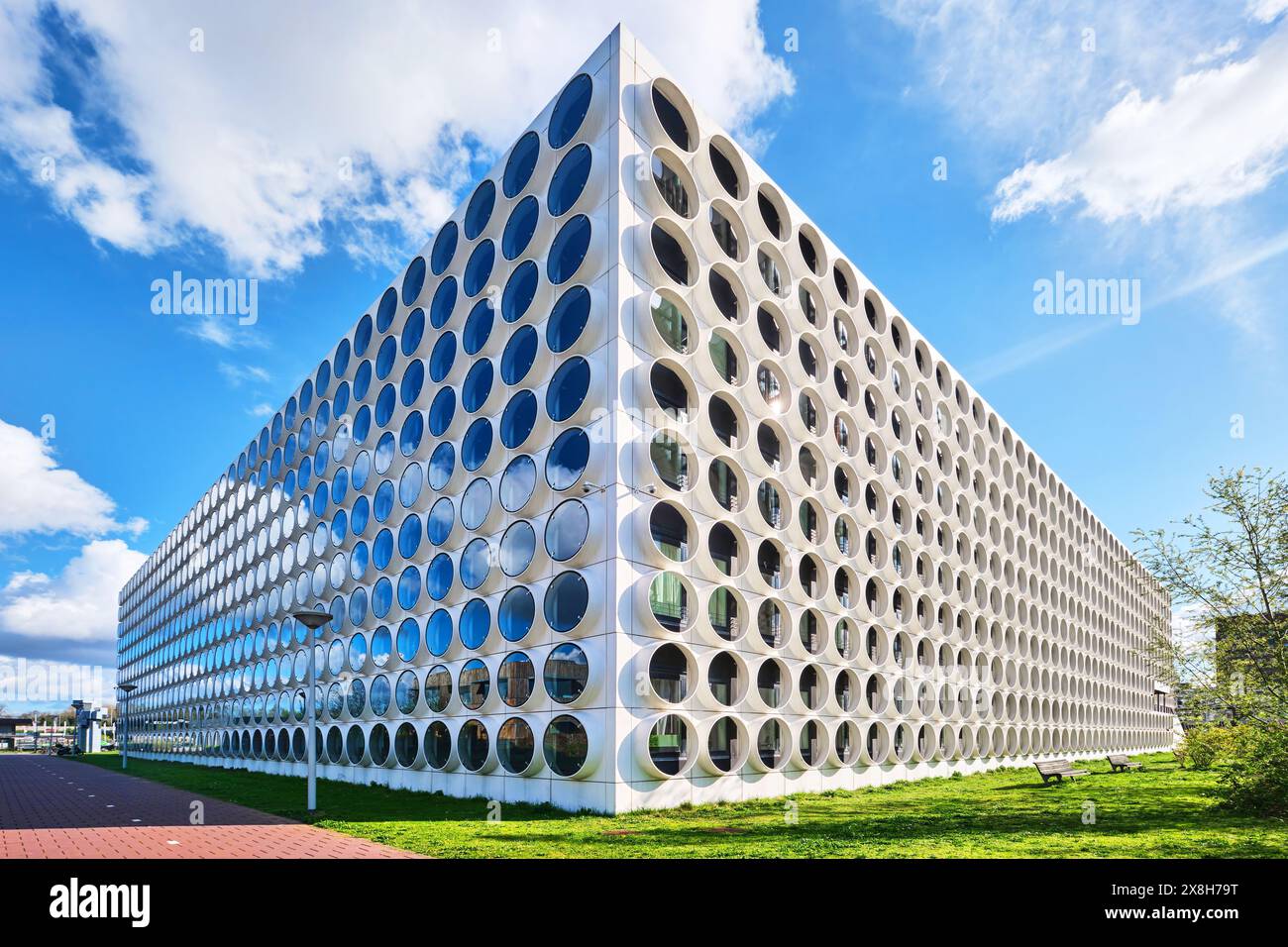 Paesi Bassi, Amsterdam - 10 aprile 2024: Ravel Residence, Student Experience nel quartiere Zuidas, un moderno centro studentesco con facciata architettonica moderna Foto Stock