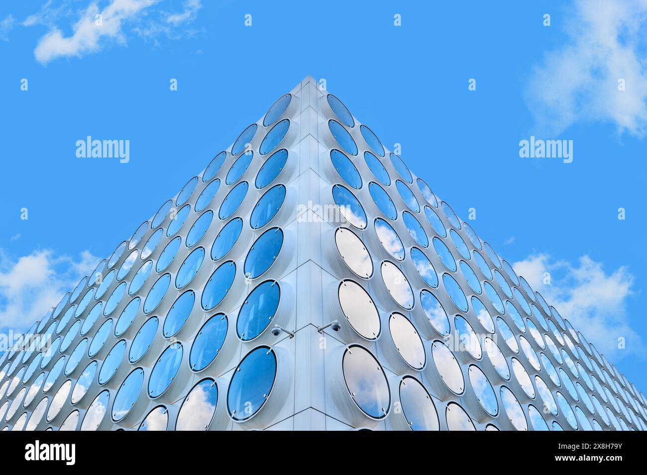 Paesi Bassi, Amsterdam - 10 aprile 2024: Ravel Residence, Student Experience nel quartiere Zuidas, un moderno centro studentesco con facciata architettonica moderna Foto Stock