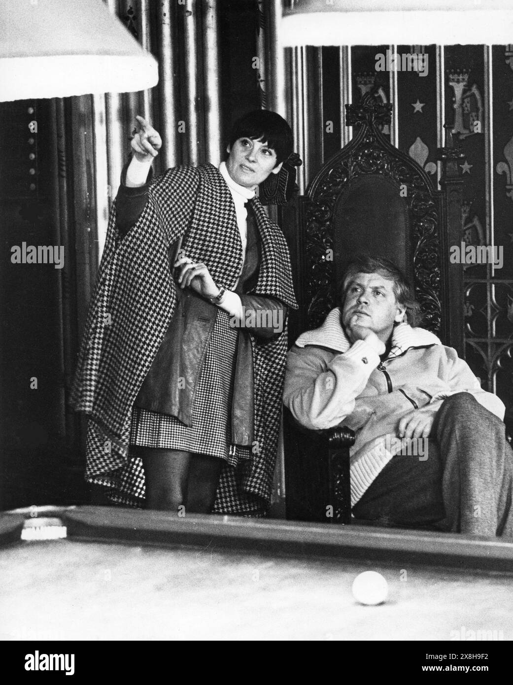 SHIRLEY RUSSELL e suo marito KEN RUSSELL hanno fotografato nella sala biliardo del castello di Elvaston vicino a Derby durante le riprese di WOMEN IN LOVE 1969 regista KEN RUSSELL romanzo D. H. LAWRENCE sceneggiatura LARRY KRAMER Costume Designer SHIRLEY RUSSELL Brandywine Productions / United Artists Foto Stock
