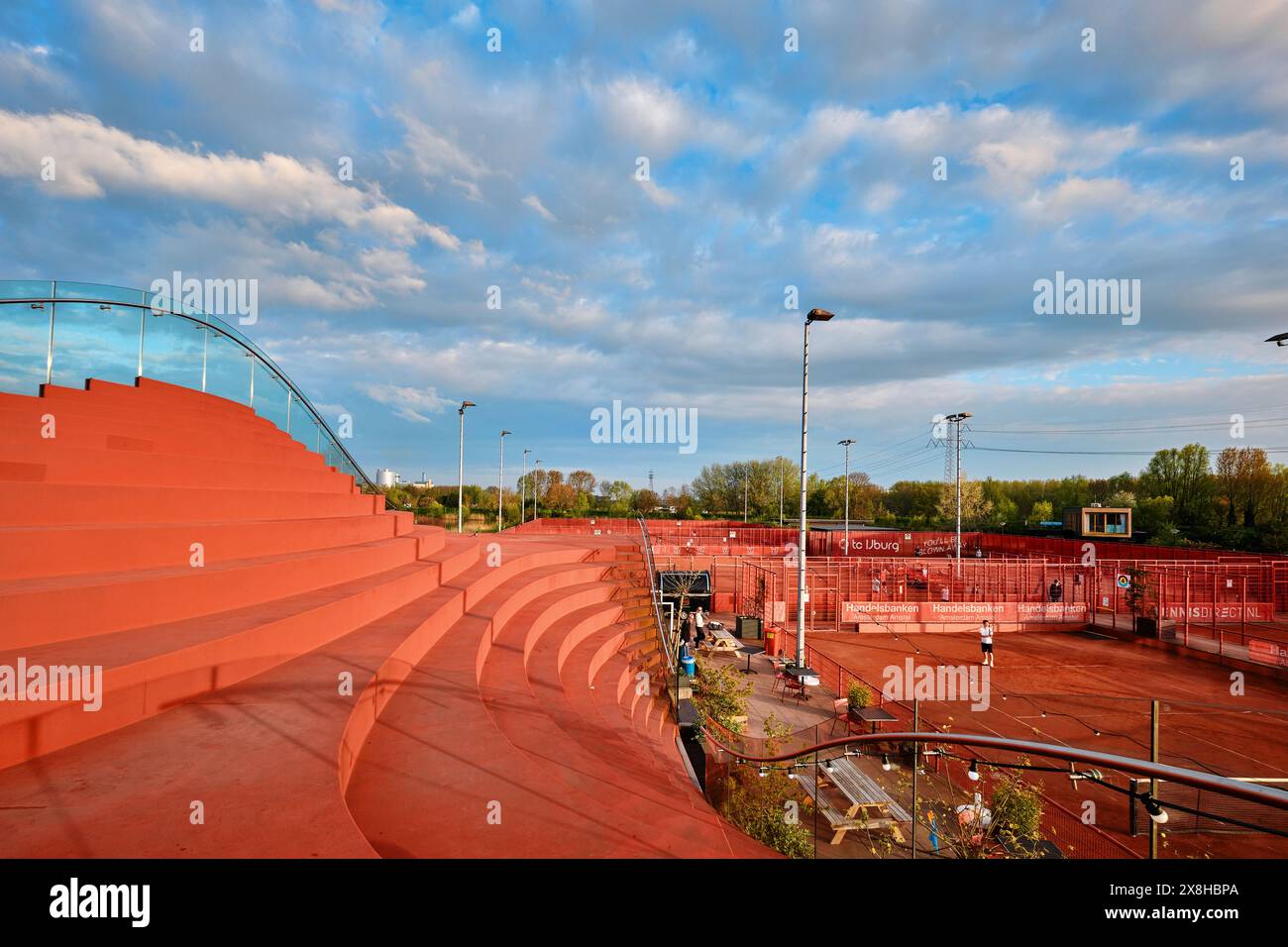 Olanda, Amsterdam - 10 aprile 2024: Il circolo di Tennis IJburg progettato da MVRDV. Posti a sedere in stile sbiancante a gradini sul tetto Foto Stock