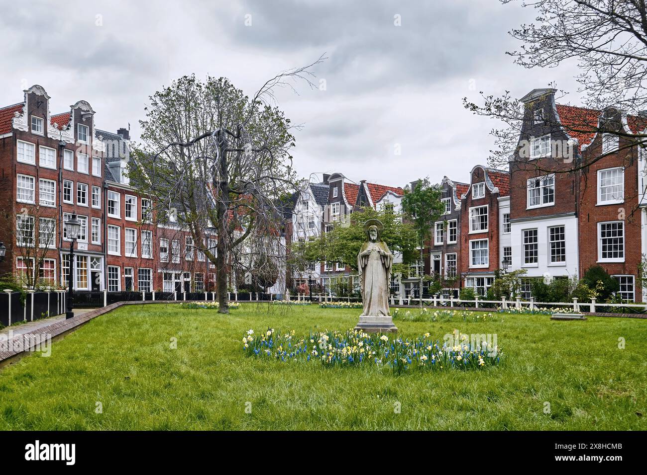 Paesi Bassi, Amsterdam - 09 aprile 2024: Vista del quartiere Begijnhof. Il Begijnhof è uno dei più antichi cortili interni della città Foto Stock