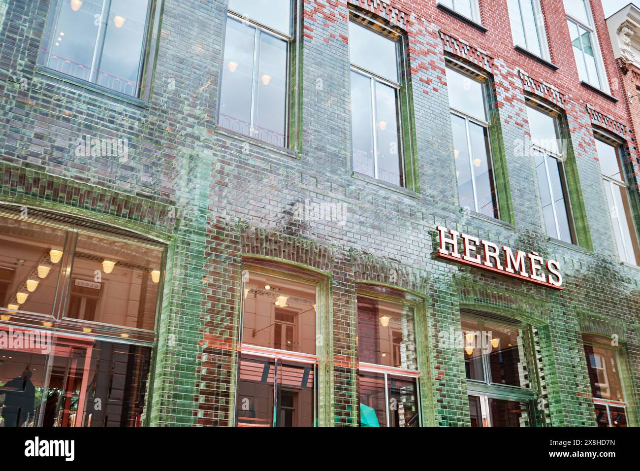 Paesi Bassi, Amsterdam - 10 aprile 2024: Negozio di abbigliamento di lusso Hermes nella lussuosa via dello shopping Hooftstraat. Progettato da MVRDV Foto Stock