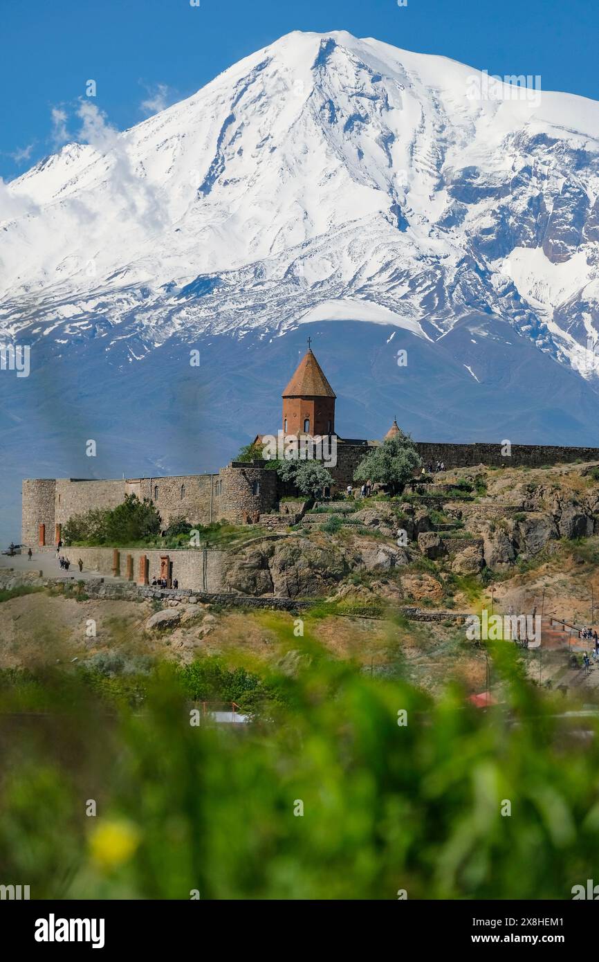 Lusarat, Armenia - 18 maggio 2024: Vedute del monastero di Khor Virap con il monte Ararat sullo sfondo in Armenia. Foto Stock