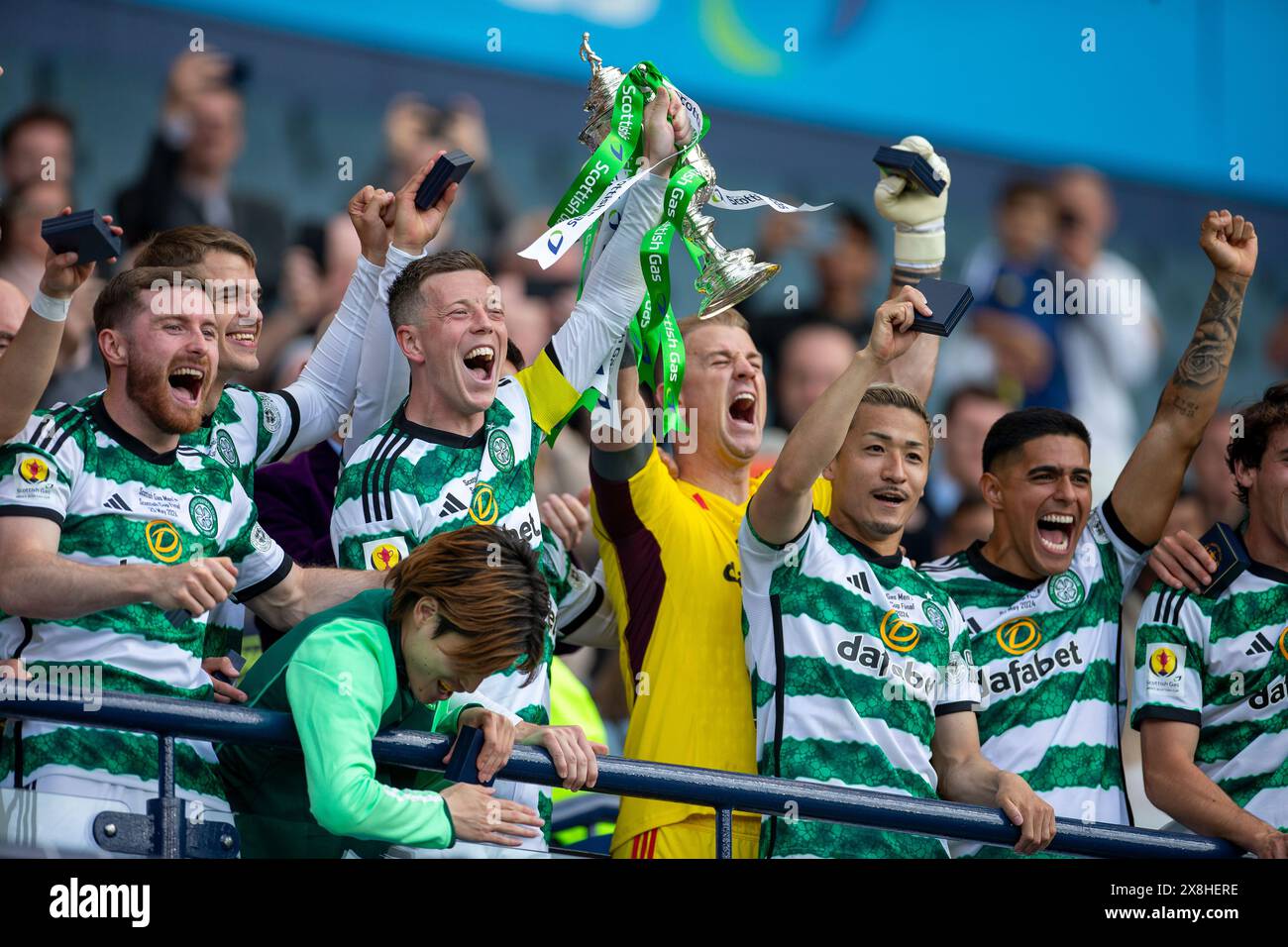 25 maggio 2024; Hampden Park, Glasgow, Scozia: Finale di Coppa di Scozia, Celtic contro Rangers; Callum McGregor del Celtic e Joe Hart del Celtic sollevano la coppa Foto Stock