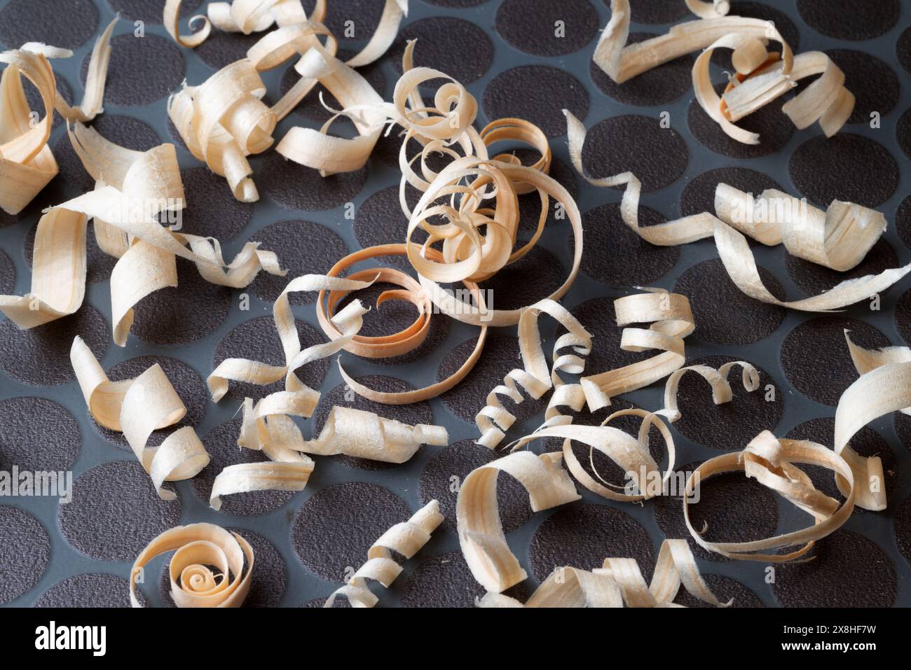 I trucioli di legno di abete rosso (picea abies) si trovano sul pavimento di un falegname Foto Stock