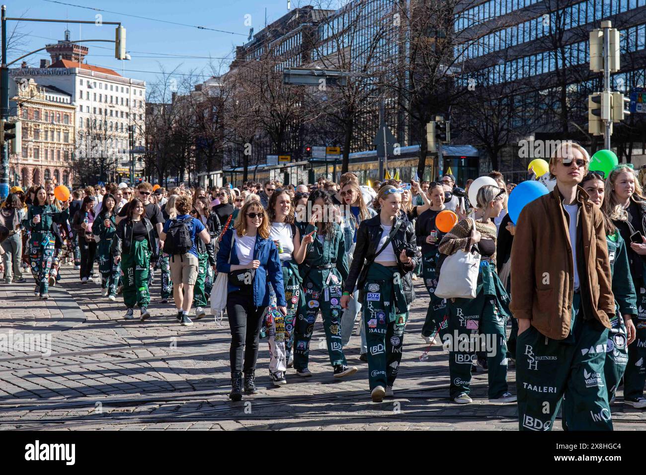 Gli studenti della Aalto University School of Business indossano tute da calze per studenti alla sfilata della vigilia di maggio a Helsinki, Finlandia Foto Stock Gli studenti della Aalto University School of Business indossano tute da calze per studenti alla sfilata della vigilia di maggio a Helsinki, Finlandia Foto Stock