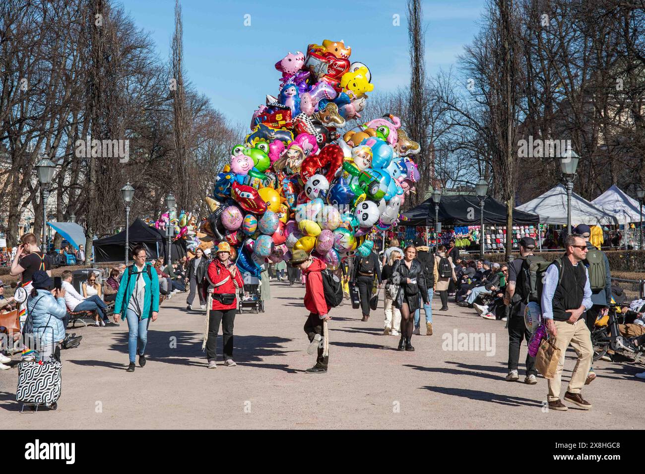 Venditori di mongolfiere nell'Esplanade Park la vigilia di maggio a Helsinki, Finlandia Foto Stock