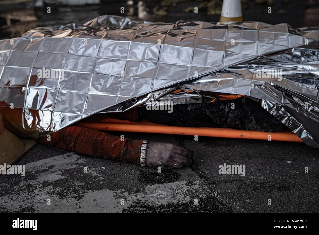 Charkiv, Ucraina. 25 maggio 2024. Nicolas Cleuet/le Pictorium - UKR - Kharkiv - bombardamento di un centro commerciale a Saltyvka - 25/05/2024 - Ucraina/kharkiv Oblast/Kharkiv - intorno alle 16:00 di sabato, il centro commerciale Saltyvka è stato preso di mira dall'esercito russo. Due bombe Kab hanno colpito un grande negozio di costruzioni e fai da te. Quasi 200 persone stavano facendo acquisti lì quando suonavano i sistemi di allarme. Alla fine della serata il bilancio provvisorio dei morti era di 6 e 16 dispersi. Crediti: LE PICTORIUM/Alamy Live News Foto Stock