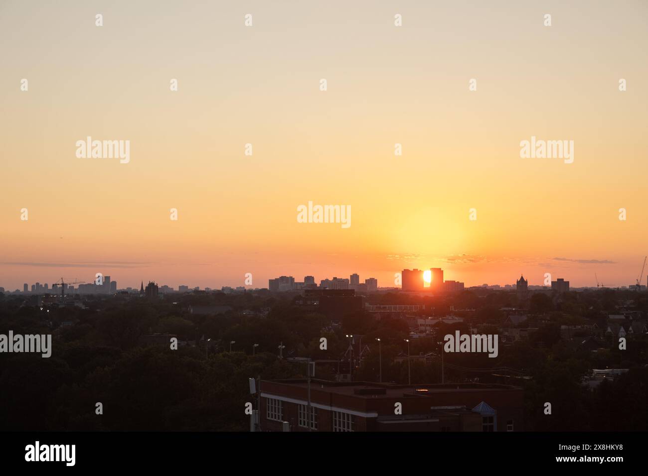 Tramonto arancione - silhouette dello skyline cittadino - profili scuri degli edifici che contrastano con la luce che svanisce. Presa a Toronto, Canada. Foto Stock