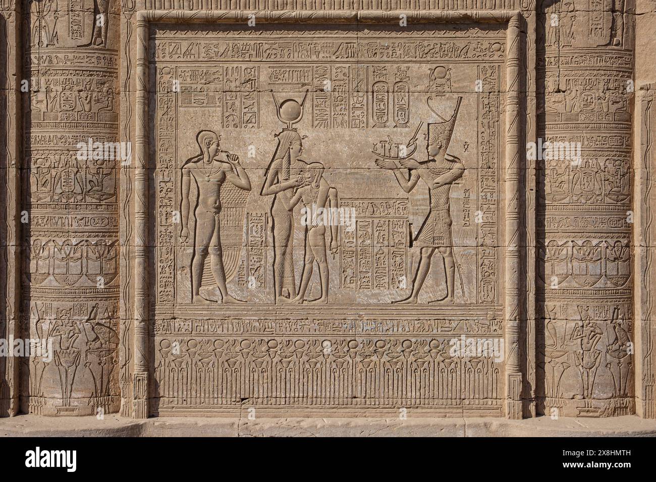 Sollievo dell'imperatore romano Traiano che offre la barca di Sokar a Hathor che succhia suo figlio e Ihy nella casa natale romana del complesso del tempio di Dendera Foto Stock