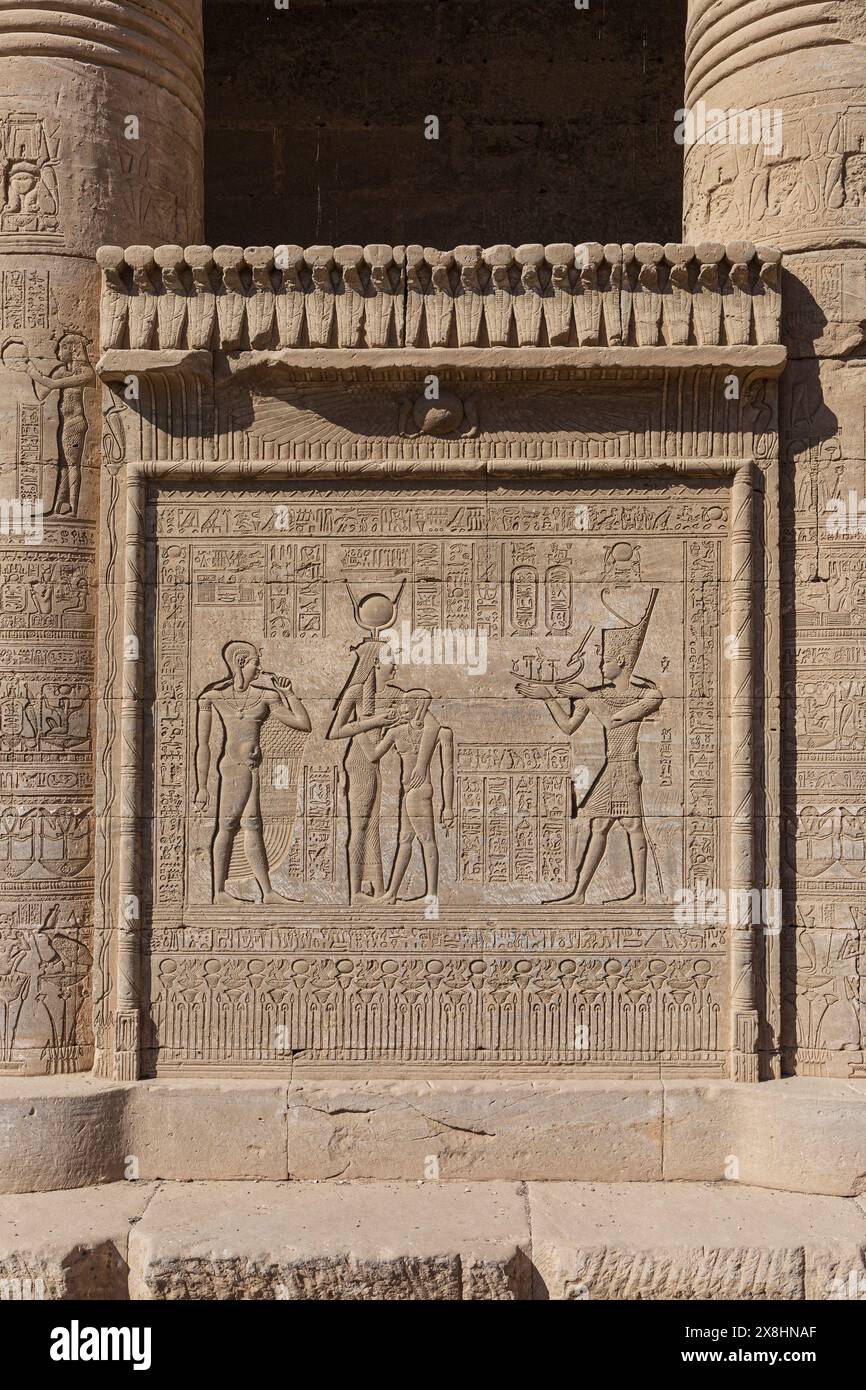 Sollievo dell'imperatore romano Traiano che offre la barca di Sokar a Hathor che succhia suo figlio e Ihy nella casa natale romana del complesso del tempio di Dendera Foto Stock