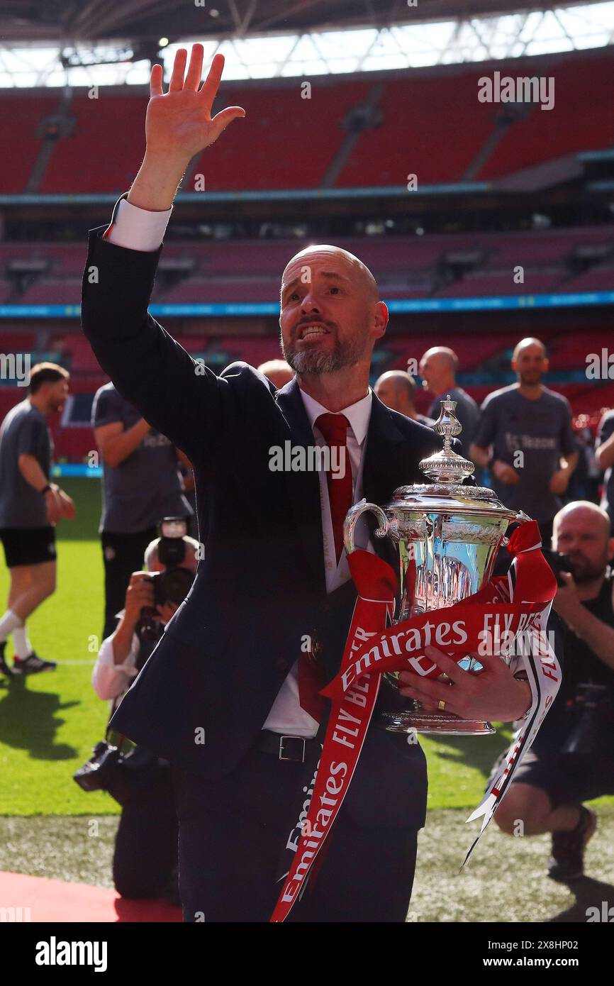 Londra, Regno Unito. 25 maggio 2024. Erik Ten Hag, allenatore del Manchester Utd, detiene il trofeo fa Cup dopo la partita. La finale della Emirates fa Cup, 2024, Manchester City contro Manchester Utd allo stadio Wembley di Londra, sabato 25 maggio 2024. Solo per uso editoriale. foto di Andrew Orchard/Andrew Orchard fotografia sportiva/Alamy Live News Credit: Andrew Orchard fotografia sportiva/Alamy Live News Foto Stock