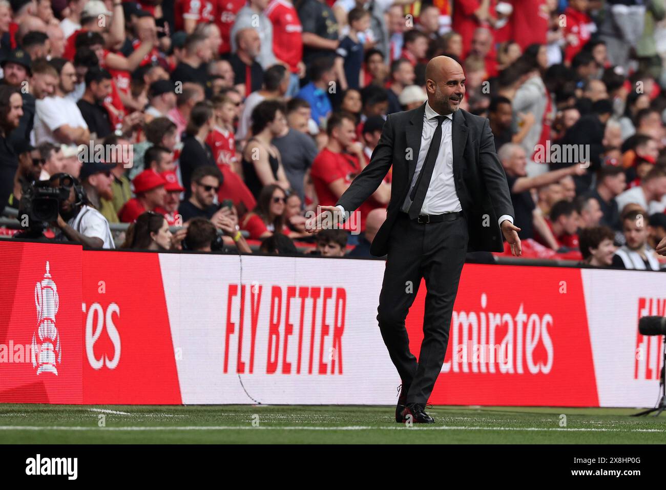 Londra, Regno Unito. 25 maggio 2024. PEP Guardiola, il manager del Manchester City reagisce durante la partita. La finale della Emirates fa Cup, 2024, Manchester City contro Manchester Utd allo stadio Wembley di Londra, sabato 25 maggio 2024. Solo per uso editoriale. foto di Andrew Orchard/Andrew Orchard fotografia sportiva/Alamy Live News Credit: Andrew Orchard fotografia sportiva/Alamy Live News Foto Stock