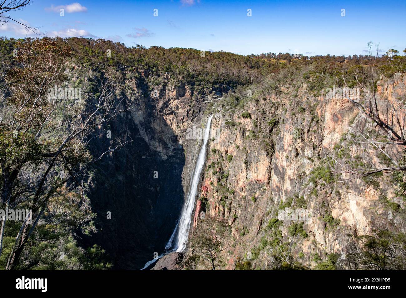 Cascate Dangars Falls vicino ad Armidale nel parco nazionale Oxley Rivers, a 20 minuti da Waterfall Way, NSW, Australia, 2024 Foto Stock