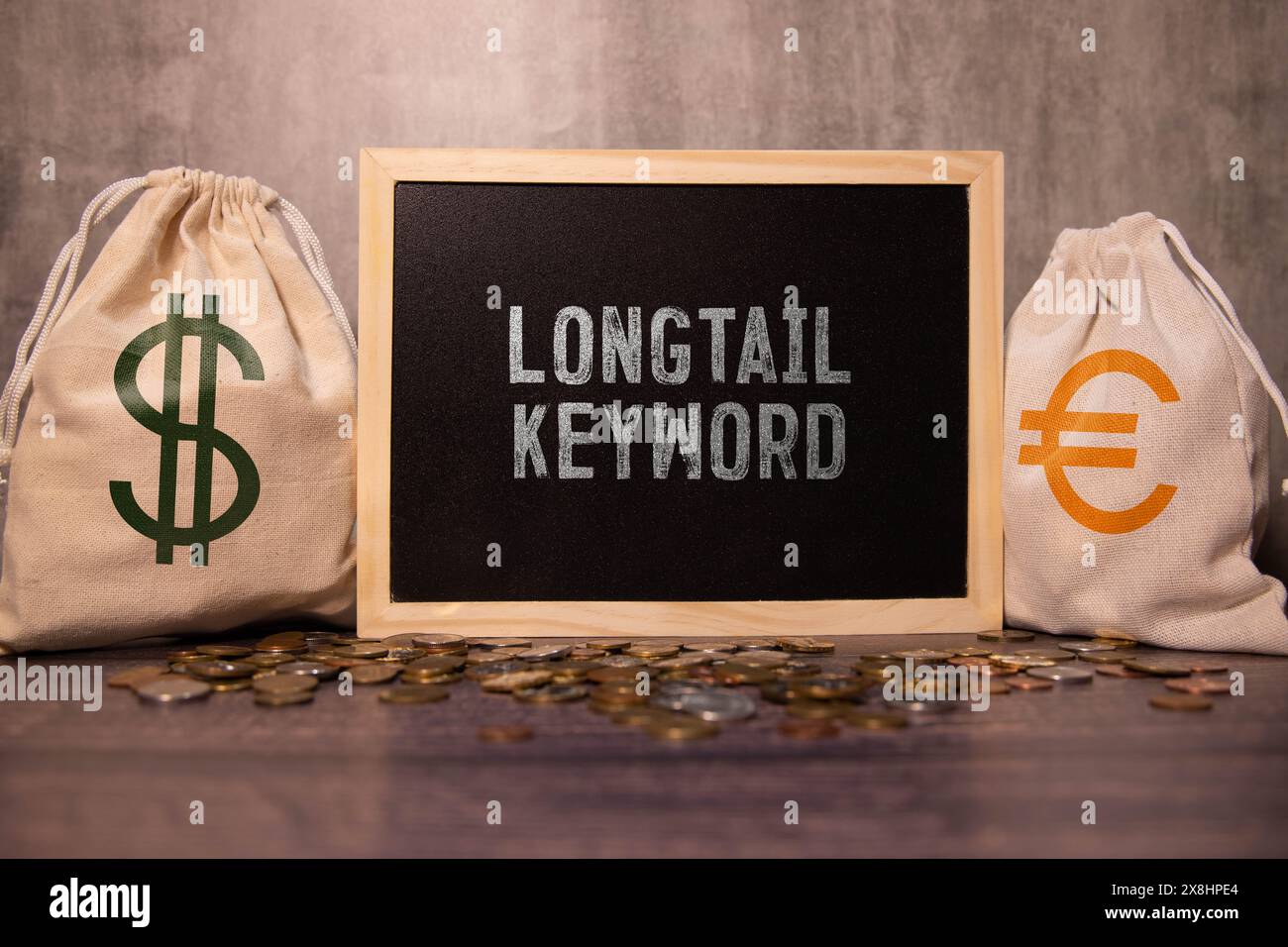 Penna, white paper con testo Longtail Keyword su sfondo marrone Foto Stock