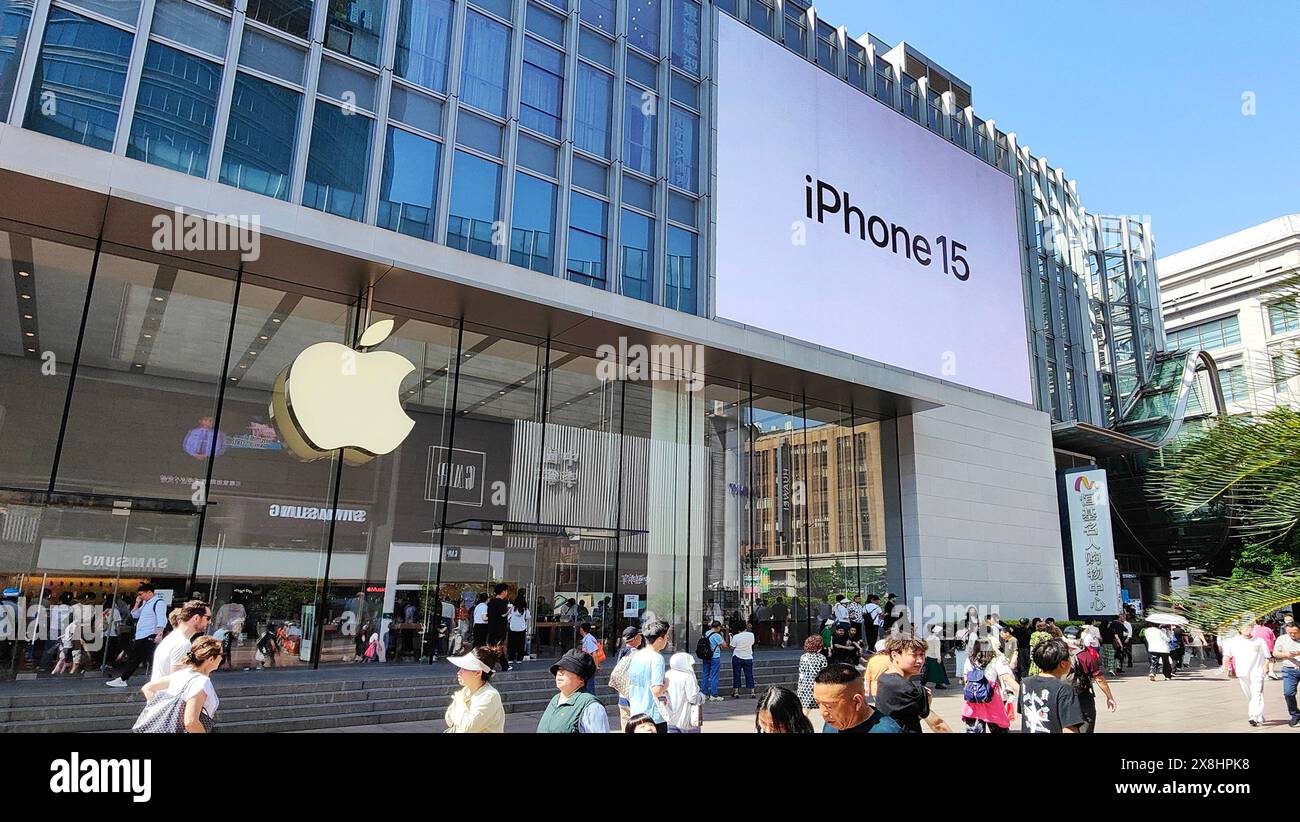 SHANGHAI, CINA - 24 MAGGIO 2024 - i clienti acquistano telefoni cellulari iPhone 15 e nuovi tablet IPAD presso il flagship store di Apple per i prodotti Smart Foto Stock