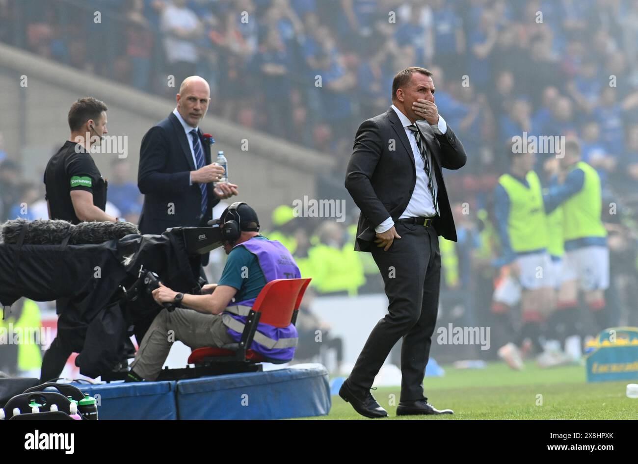 Hampden Park. Glasgow. Scozia, Regno Unito. 25 maggio 2024. Finale della Coppa di Scozia Celtic vs Rangers. Il manager dei Rangers Philippe Clement ha parlato con l'arbitro Assist in quanto il manager del Celtic Brendan Rodgers si chiede la sua prossima mossa Credit: eric mccowat/Alamy Live News Foto Stock