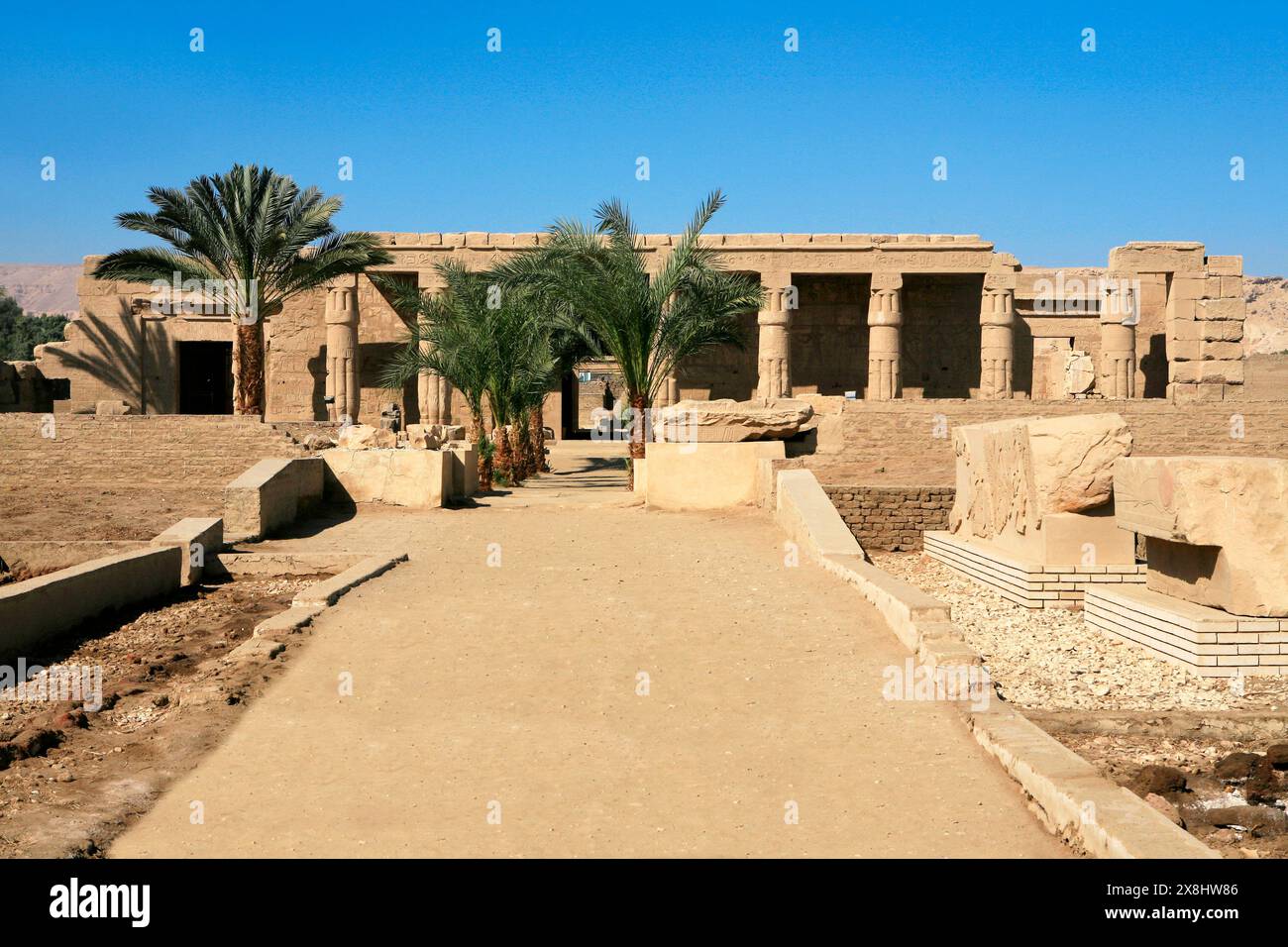 Ingresso principale al tempio funerario di Seti i presso la necropoli di Tebe sulla sponda occidentale di Luxor, in Egitto Foto Stock