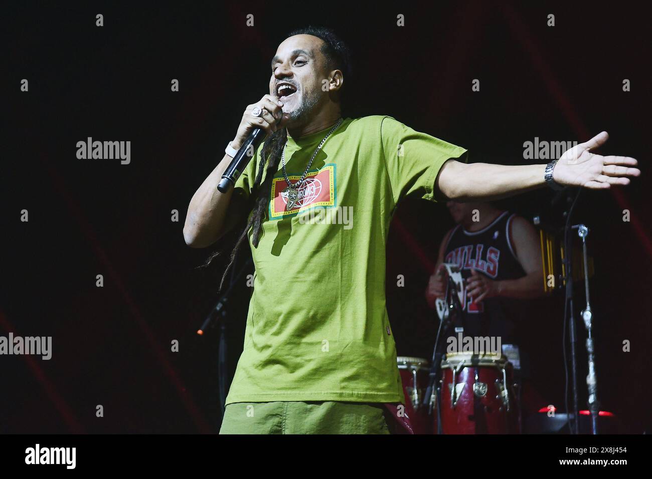 Rio de Janeiro, Brasile, 17 novembre 2023. Hélio Bentes, cantante della band brasiliana Ponto de Equilibro, durante un concerto al Qualysta Foto Stock