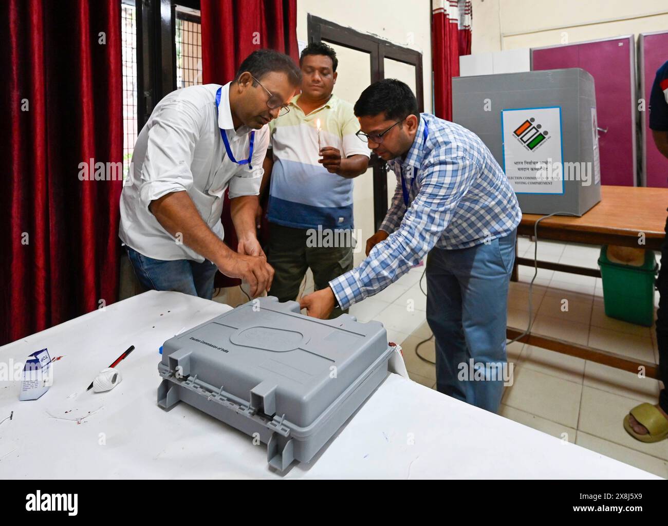 NUOVA DELHI, INDIA - MAGGIO 25: Un funzionario che sigilla le macchine elettorali elettroniche (EVM) dopo la sesta fase di voto per le elezioni del Genral Lok Sabha, a Govt. Ragazzi Senior Secondary School (Bela Road) il 25 maggio 2024 a nuova Delhi, India. Il voto per la sesta fase delle elezioni generali si è concluso in 58 collegi elettorali in sei stati e due territori dell'Unione, compresi tutti e sette i seggi a Delhi. L'affluenza alle urne in sei stati e due territori dell'Unione durante la fase 6 è stata registrata a circa il 58,84%, secondo l'app Voter turnout della commissione elettorale. ( Foto Stock