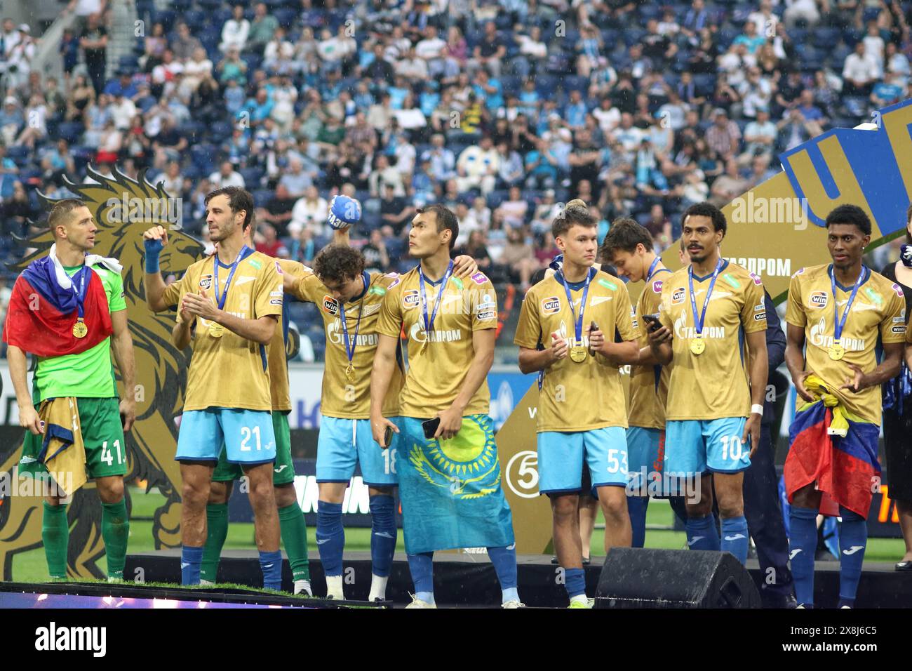 Mikhail Kerzhakov (41), Aleksander Erokhin (21), Aleksandr Kovalenko (18), Nuraly Alip (4L), Matvey Bardachev (53), Wilson Isidor (10), Zander Mateo Cassierra Cabezas, conosciuto come Mateo Cassierra (30) di Zenit visto in azione durante la partita di calcio della Premier League russa tra Zenit San Pietroburgo e Rostov Rostov-sul-Don alla Gazprom Arena. Punteggio finale; Zenit 2:1 Rostov. Sulla cerimonia di assegnazione delle medaglie d'oro nella vittoria del campionato russo di calcio. Zenit ha vinto la medaglia d'oro del campionato russo di calcio. Foto Stock