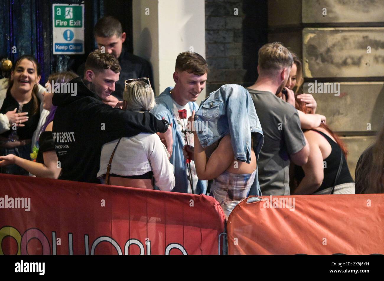 Broad Street, Birmingham, 26 maggio 2024 - la pioggia non è riuscita a smorzare gli spiriti mentre migliaia di festeggiamenti sono andati a Broad Street e al Gay Quarter di Birmingham il sabato sera mentre continuavano le festività. I festaioli si sono recati sulla Strip, facendo uscire i locali notturni di Rosies e Heidi. Diversi rivelatori sono stati anche avvistati mentre tornavano a casa dall'evento Pride della città, con un gruppo di ragazze in posa rosa con alcuni agenti di polizia. Credito: Interrompi stampa Media/Alamy Live News Foto Stock