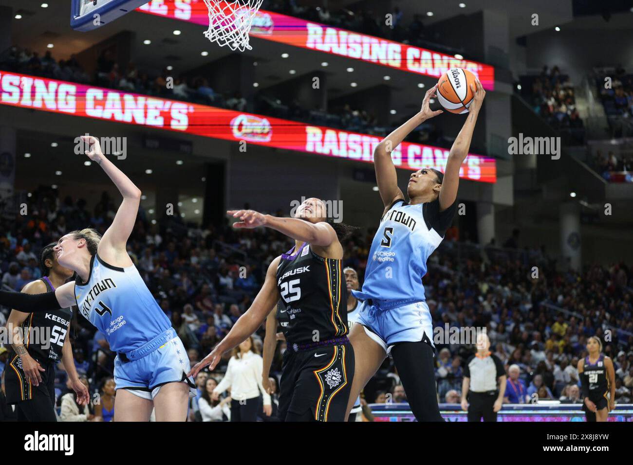 Chicago, Stati Uniti. 25 maggio 2024. Chicago, USA, 25 maggio 2024: Angel Reese (5 Chicago Sky) afferra il rimbalzo durante la partita tra Chicago Sky e Connecticut Sun sabato 25 maggio 2024 alla Wintrust Arena di Chicago, USA. (NESSUN USO COMMERCIALE) (Shaina Benhiyoun/SPP) credito: SPP Sport Press Photo. /Alamy Live News Foto Stock