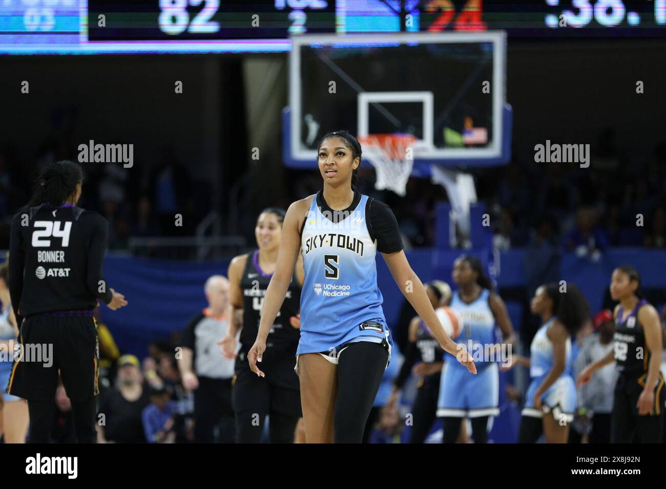 Chicago, Stati Uniti. 25 maggio 2024. Chicago, USA, 25 maggio 2024: Angel Reese (5 Chicago Sky) guarda durante la partita tra Chicago Sky e Connecticut Sun sabato 25 maggio 2024 alla Wintrust Arena di Chicago, USA. (NESSUN USO COMMERCIALE) (Shaina Benhiyoun/SPP) credito: SPP Sport Press Photo. /Alamy Live News Foto Stock