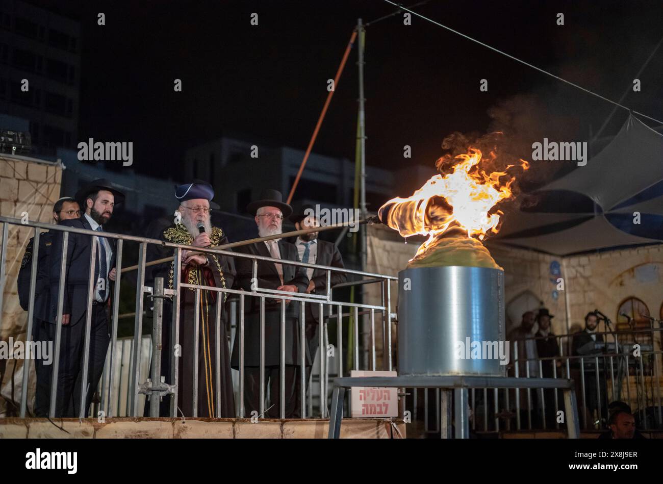 Gerusalemme. 25 maggio 2024. Gli ebrei ultra-ortodossi celebrano le vacanze di Lag BaOmer al Mea Shearim Neighberhood il 25 maggio 2024. Lag BaOmer segna l'anniversario della morte di Rabbi Shimon Bar Yochai. Crediti: Ilia Yefimovich/dpa/Alamy Live News Foto Stock