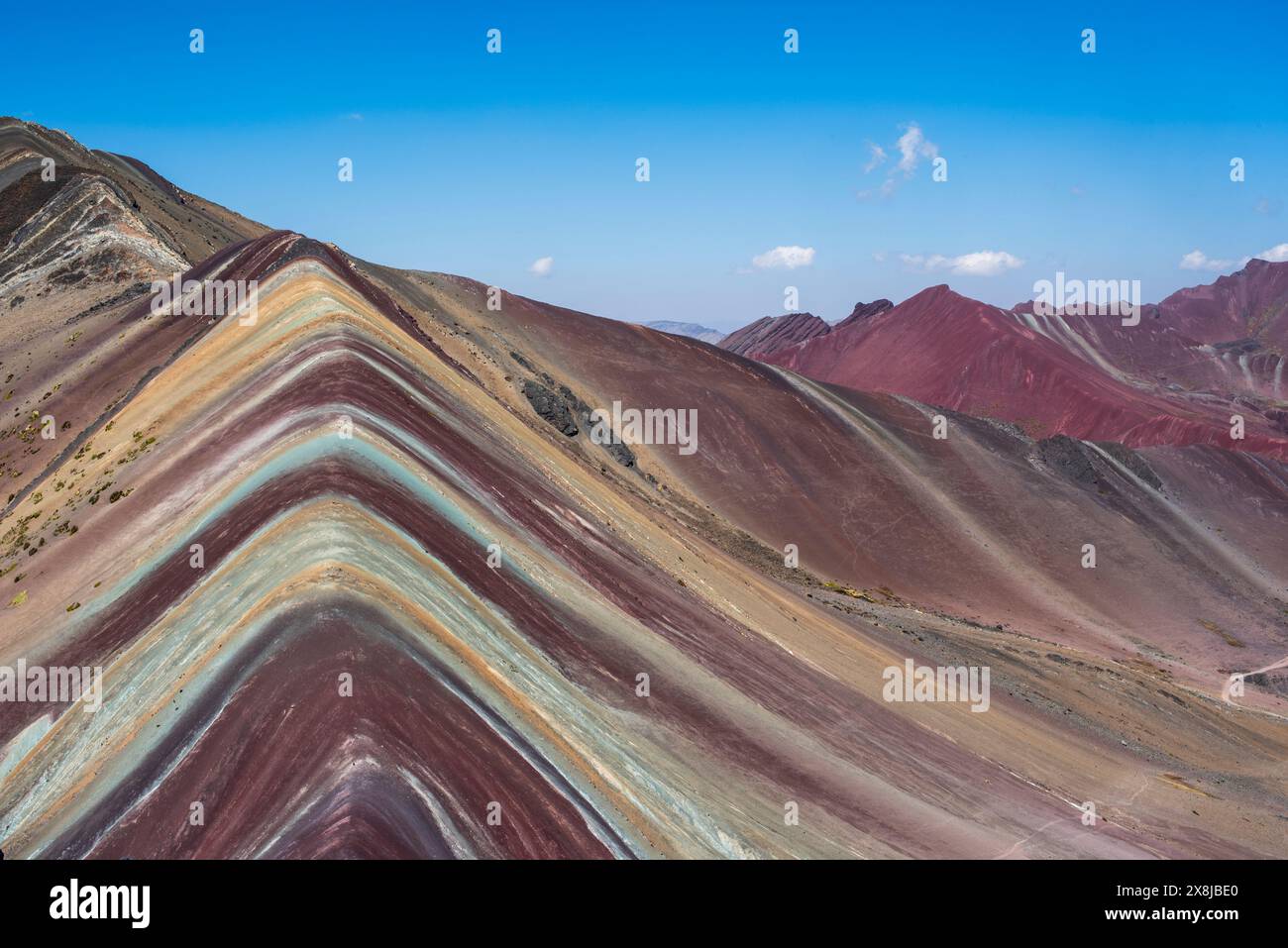 Vista delle montagne andine chiamate Vinicunca o winikunka, chiamate anche Seven Color Mountains vicino ad Ausangate, nella regione di Cusco del Perù, nell'Ameri meridionale Foto Stock