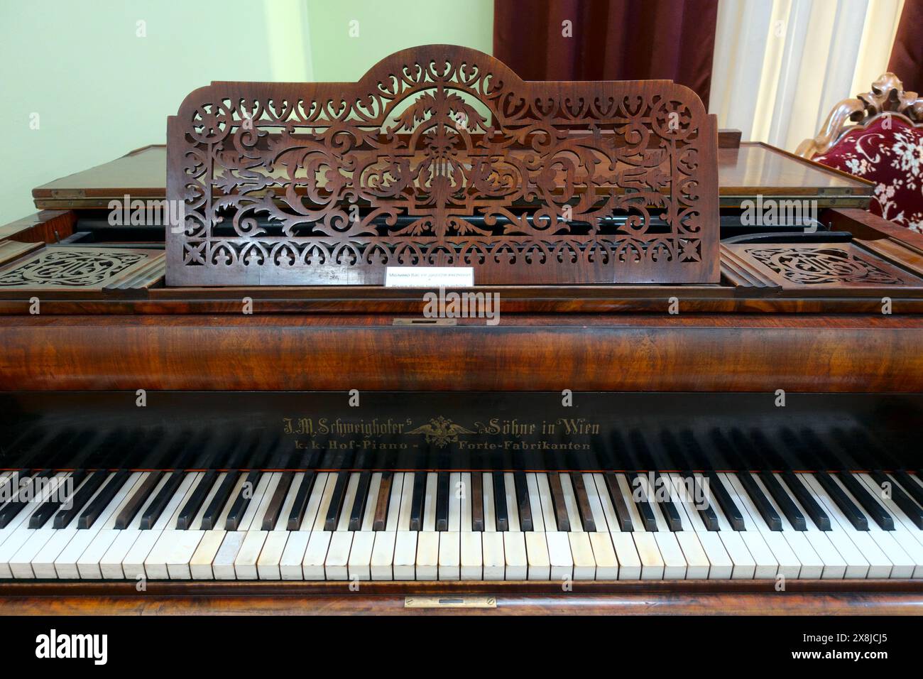 Particolare di 'Schweighofers & Söhne in Wien' 'k. k. Hof - piano forte - Fabrikanten' nel Museo della Vojvodina, Novi Sad, Serbia Foto Stock