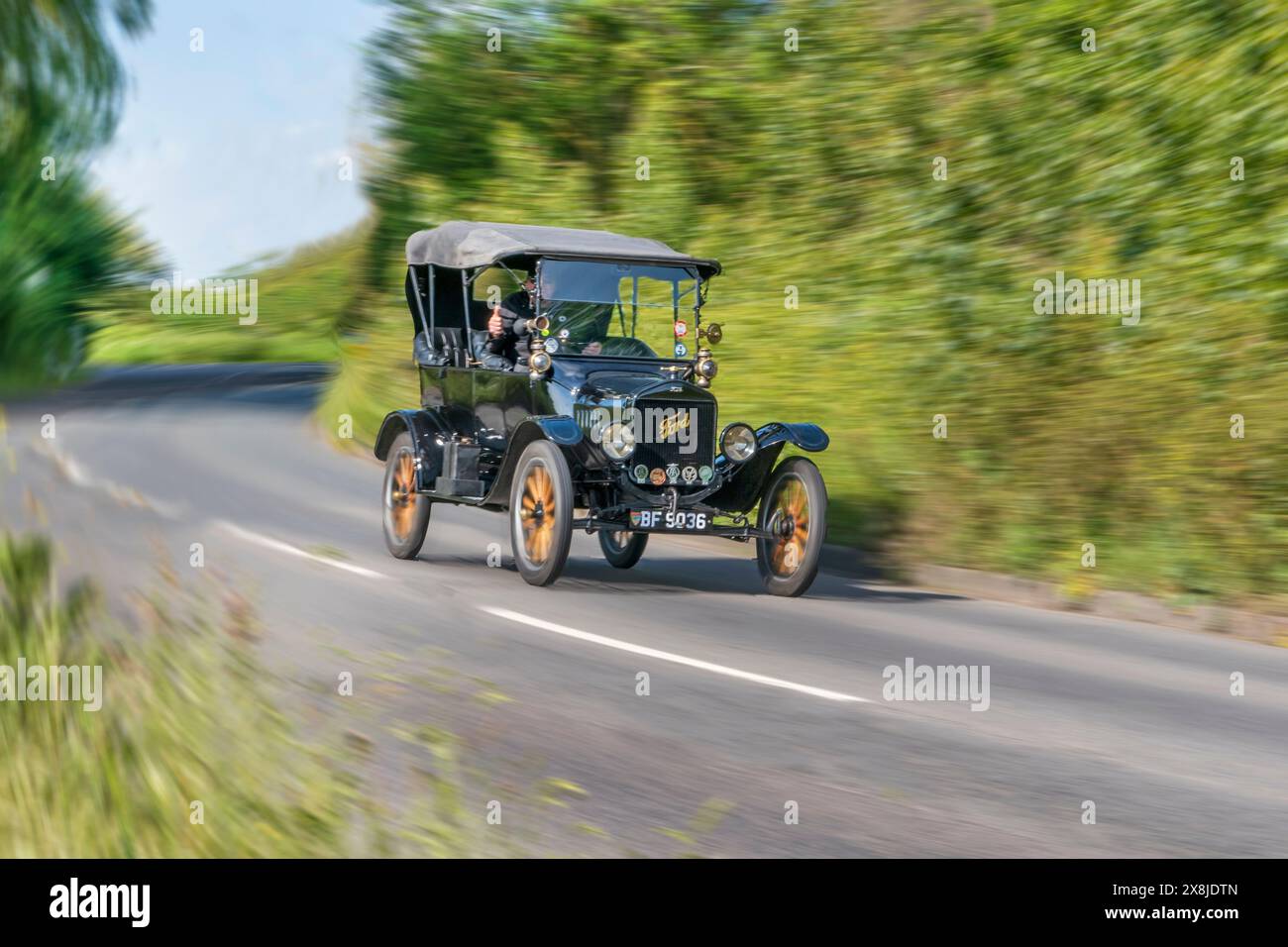 Ford Model T che guida su una strada di campagna inglese Foto Stock