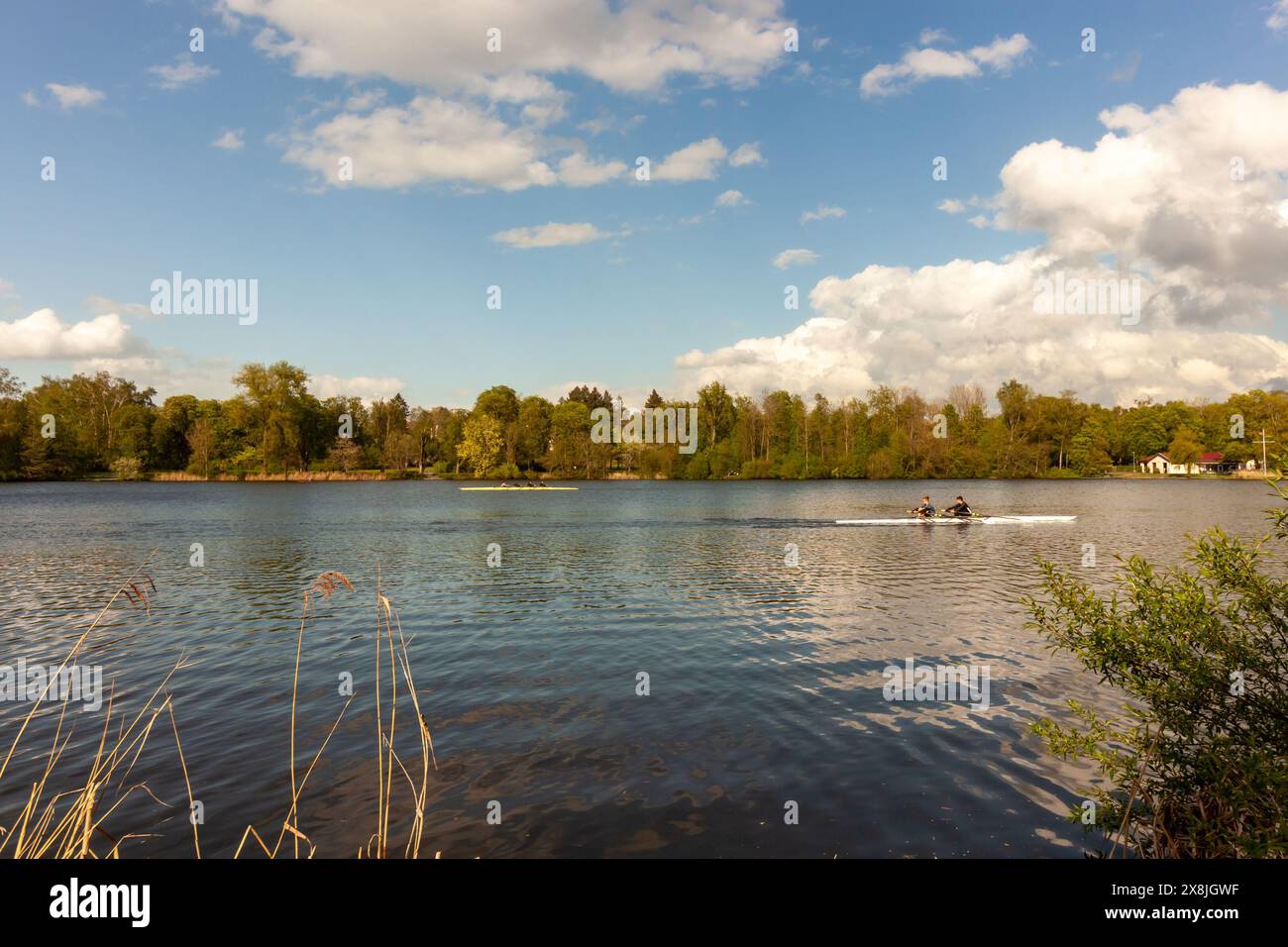BAD WALDSEE, GERMANIA - 15 APRILE 2024: Formazione di atleti accademici di canottaggio sul lago della città di Bad Waldsee Foto Stock