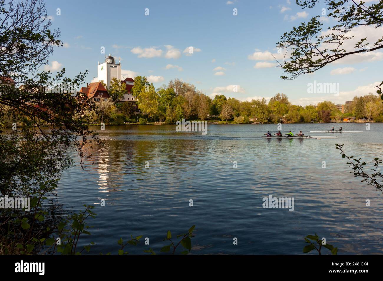 BAD WALDSEE, GERMANIA - 15 APRILE 2024: Formazione di atleti accademici di canottaggio sul lago della città di Bad Waldsee Foto Stock