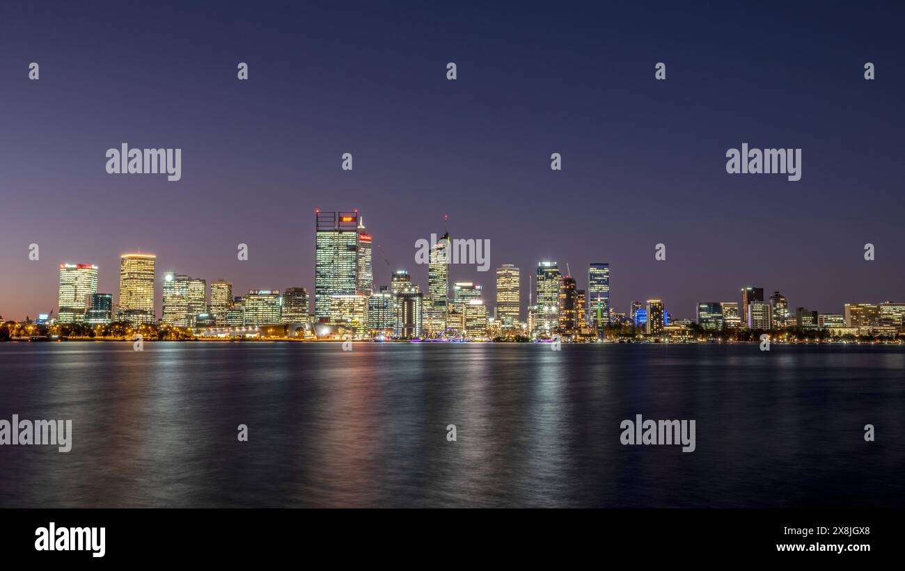 Perth CBD al crepuscolo, vista dall'altra parte del fiume Swan. Perth è la capitale più isolata del mondo. Foto Stock