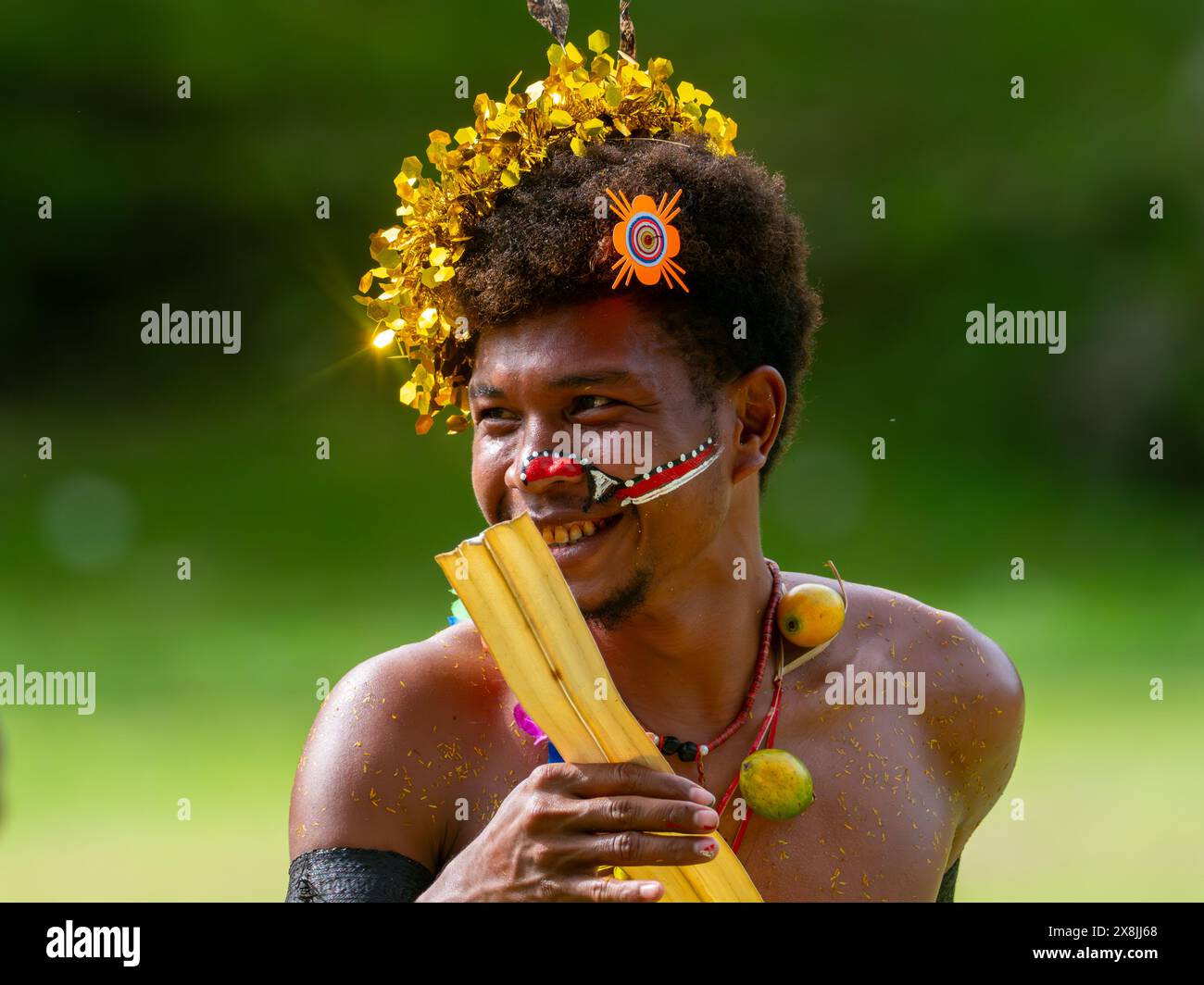 Bellissime ballerine cantando nell'isola di Kwato, nella baia di Milne, in Papua nuova Guinea Foto Stock