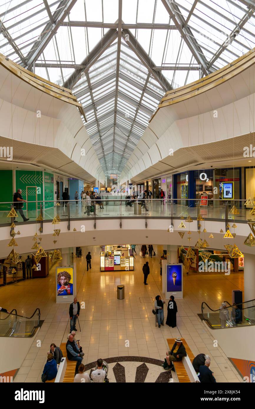 Persone e negozi all'interno del centro commerciale Lakeside, West Thurrock, Essex, Inghilterra, Regno Unito Foto Stock