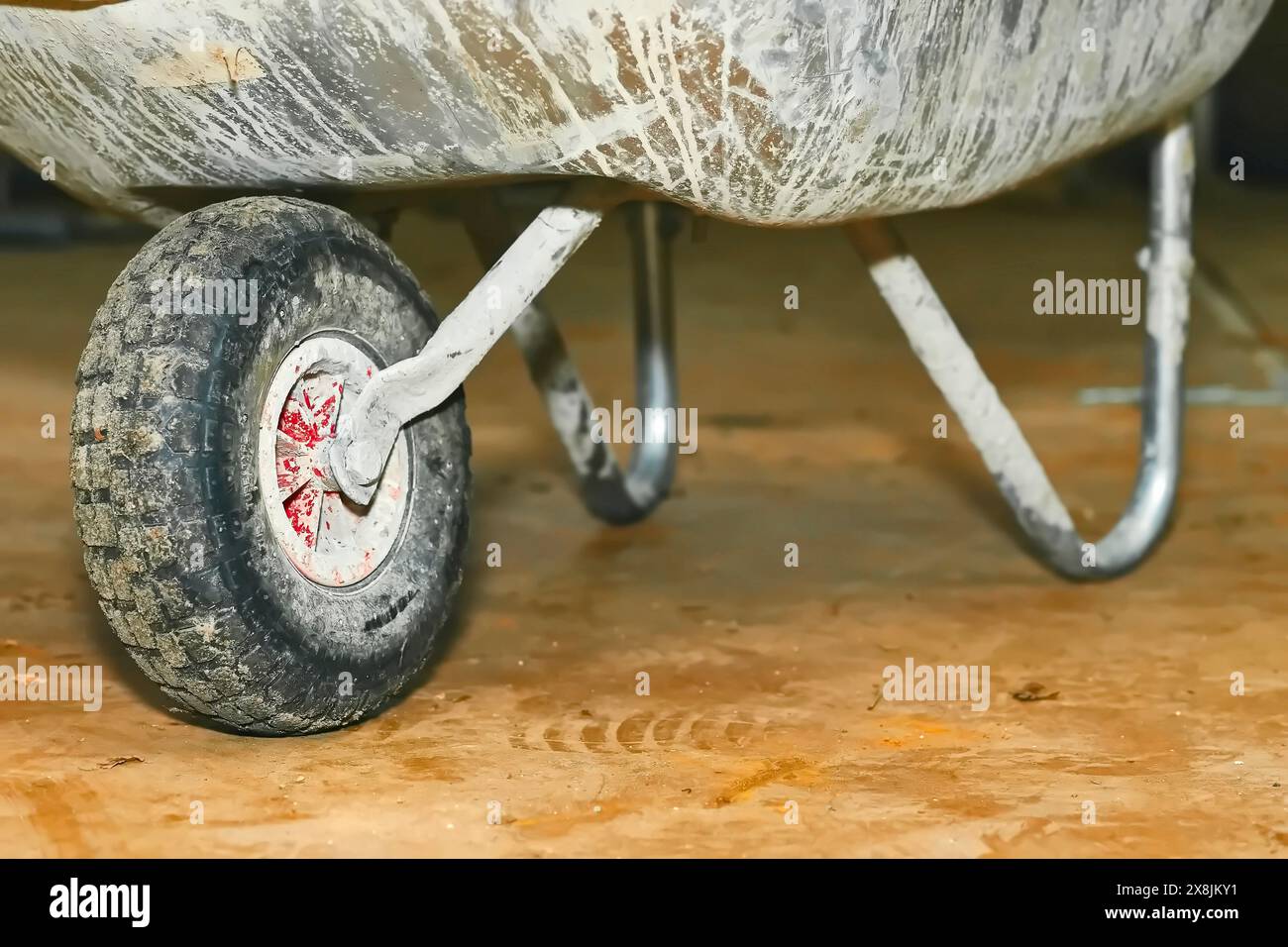 Ruota in metallo da costruzione carriola sporca Foto Stock