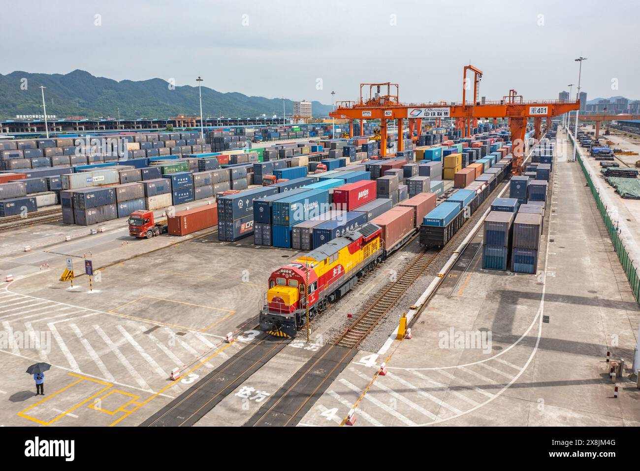 Pechino, Cina. 5 maggio 2024. Una foto scattata il 5 maggio 2024 mostra un treno merci Cina-Europa in attesa di partire dalla stazione di Tuanjiecun nel Chongqing International Logistics Hub Park nel sud-ovest della Cina. Crediti: Huang Wei/Xinhua/Alamy Live News Foto Stock