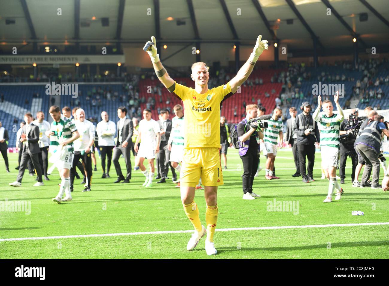 Hampden Park. Glasgow. Scozia, Regno Unito. 25 maggio 2024. Finale della Coppa di Scozia Celtic vs Rangers. Il portiere del Celtic Joe Hart festeggia la vittoria sui Rangers nella sua ultima partita per il club Credit: eric mccowat/Alamy Live News Foto Stock